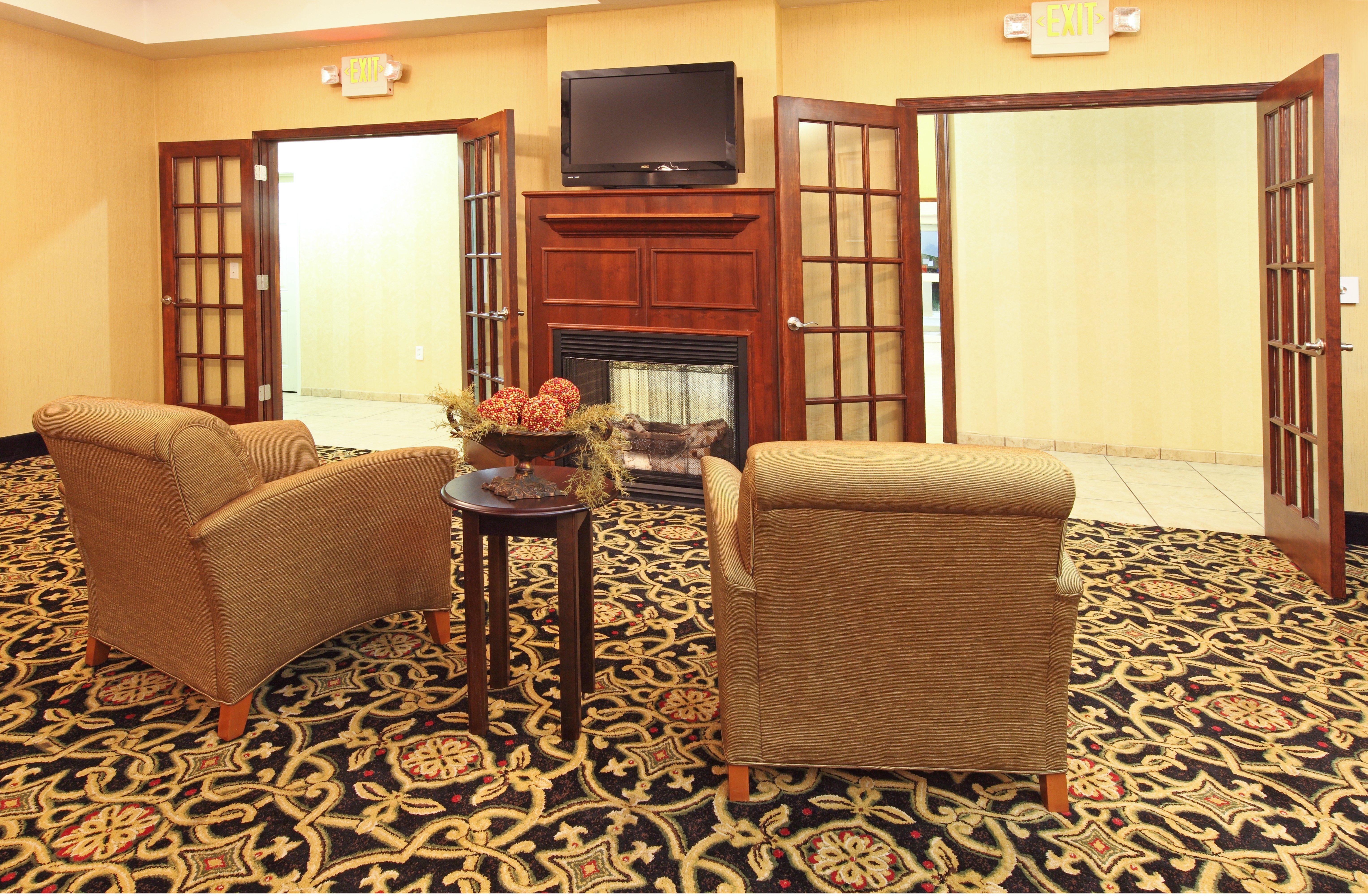 Holiday Inn Express Hotel & Suites Clarksville Exterior photo