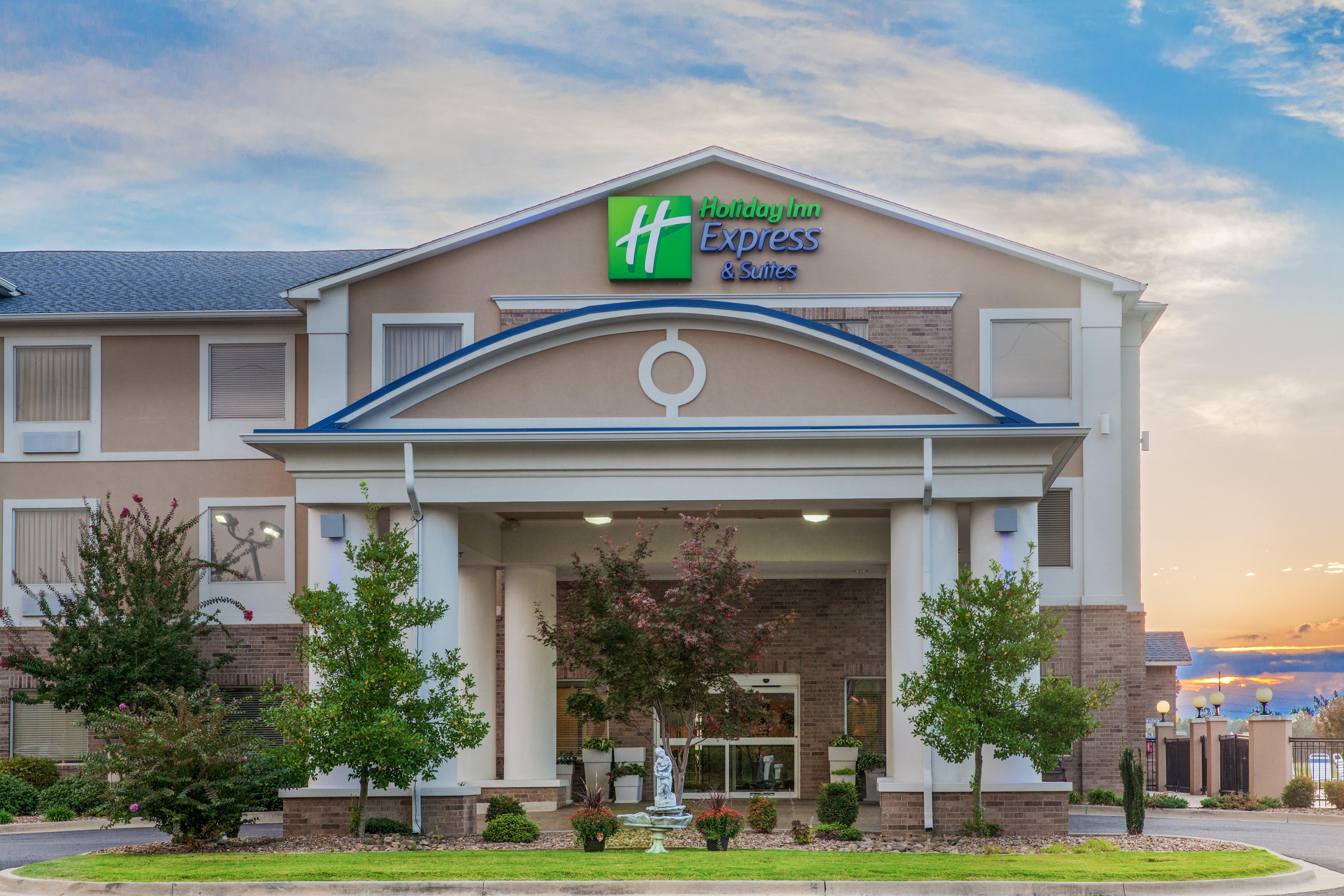 Holiday Inn Express Hotel & Suites Clarksville Exterior photo