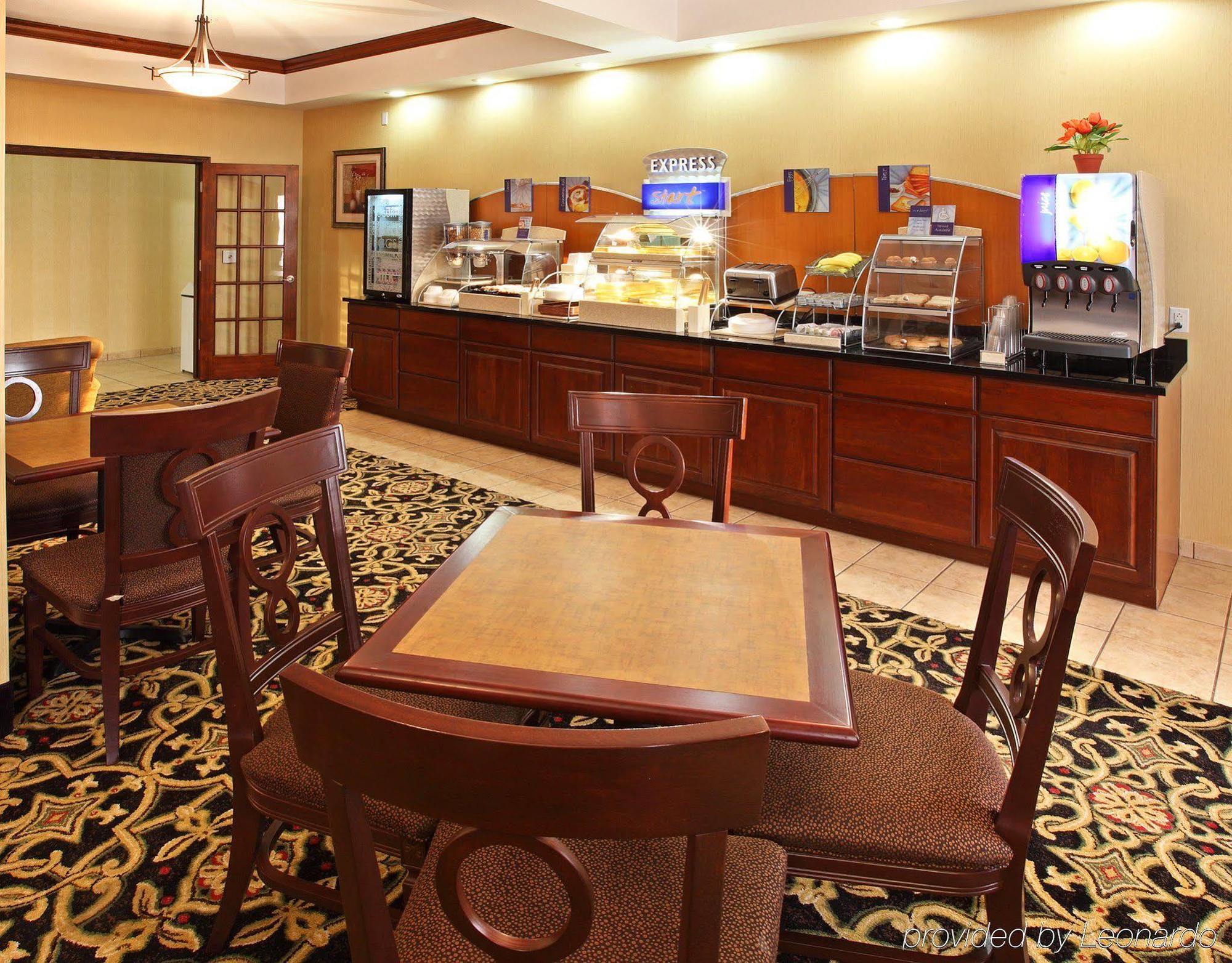 Holiday Inn Express Hotel & Suites Clarksville Exterior photo