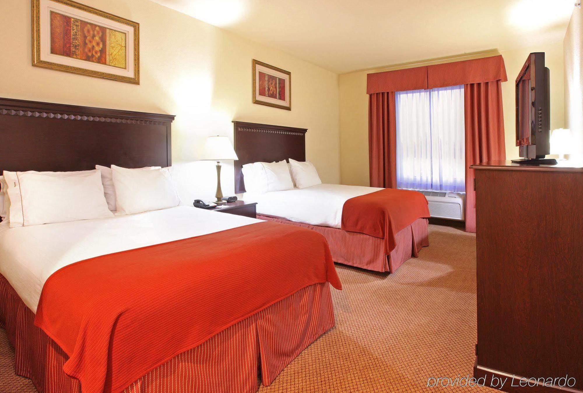 Holiday Inn Express Hotel & Suites Clarksville Room photo