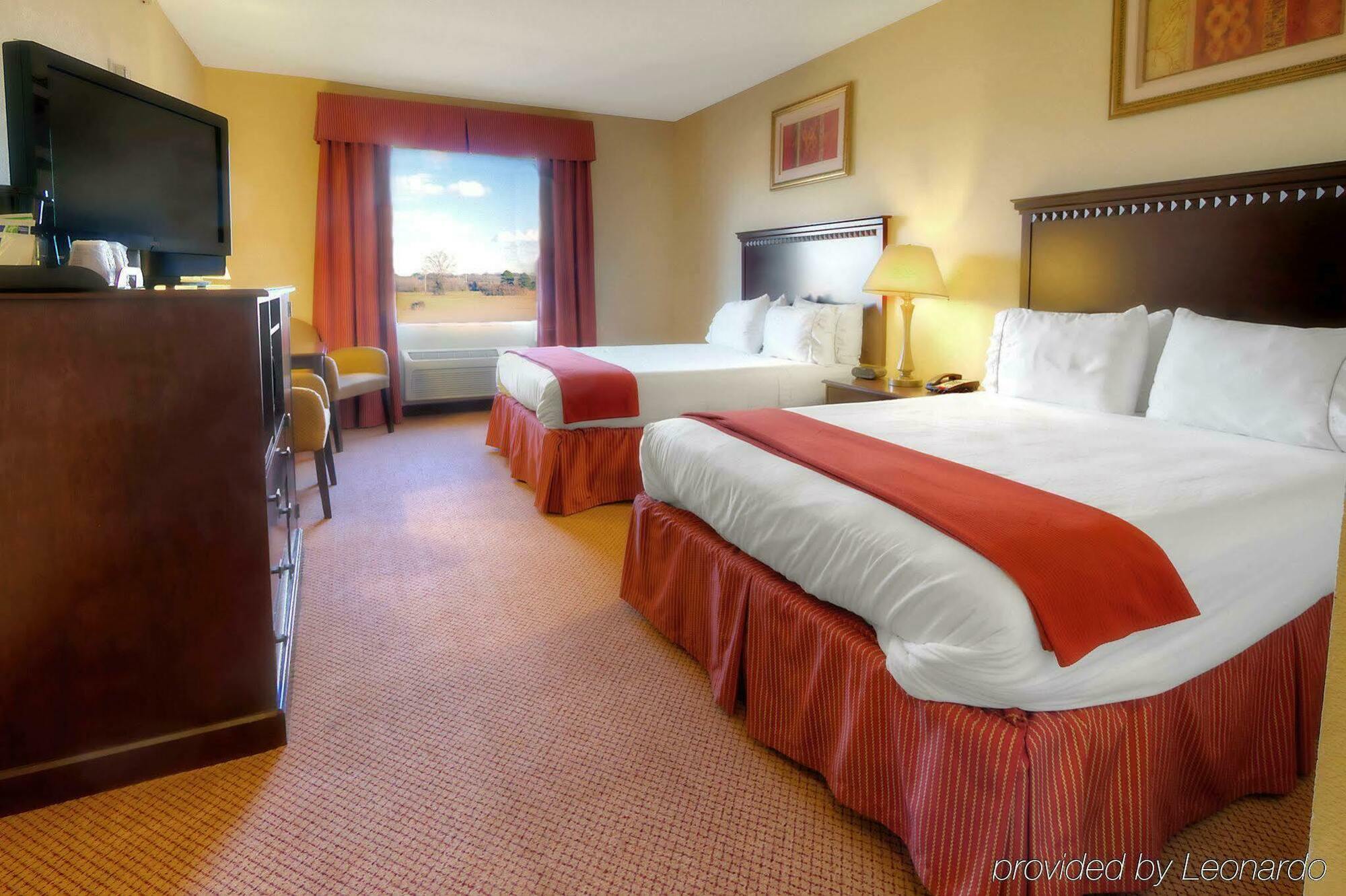 Holiday Inn Express Hotel & Suites Clarksville Exterior photo
