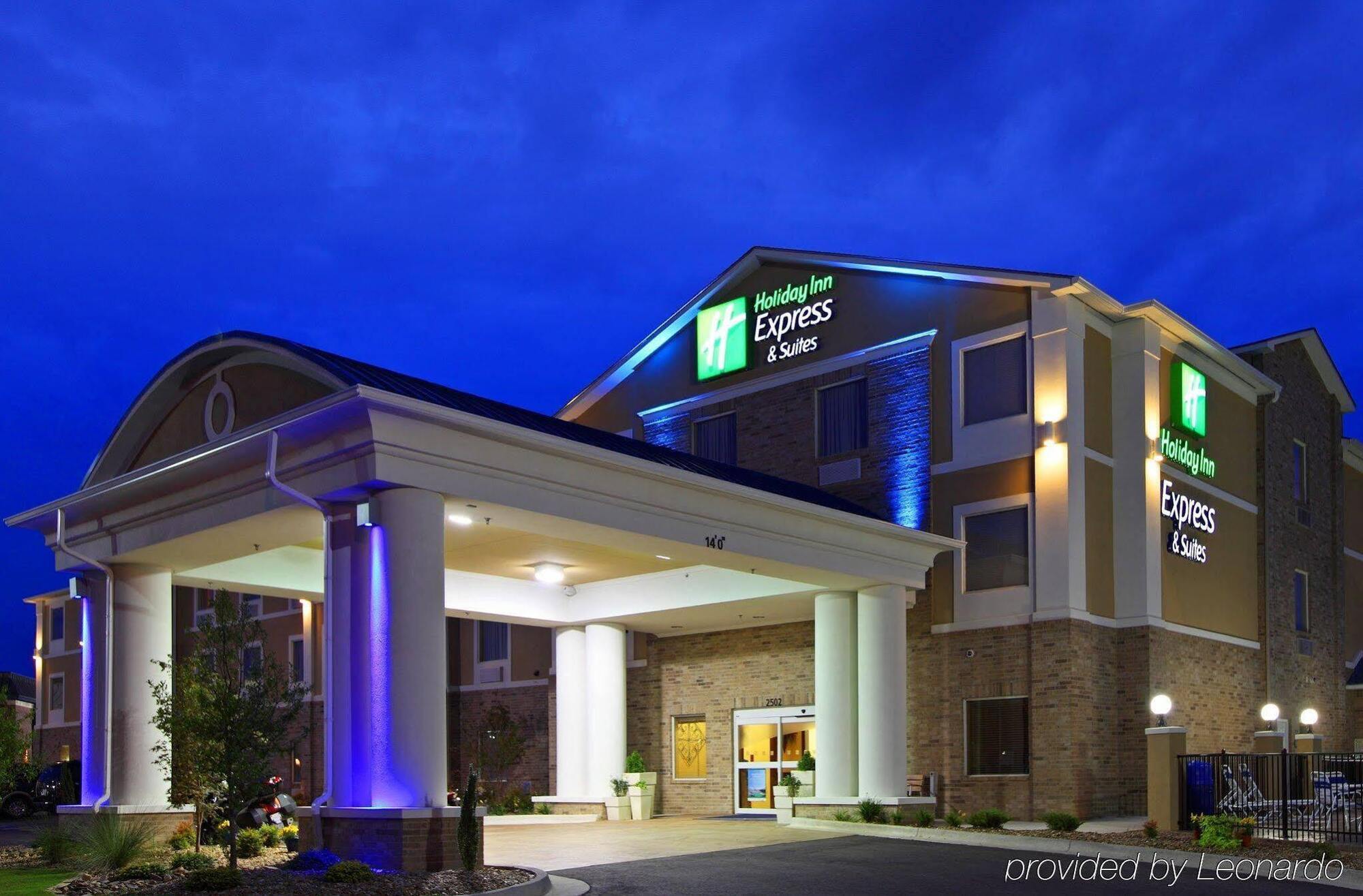 Holiday Inn Express Hotel & Suites Clarksville Exterior photo
